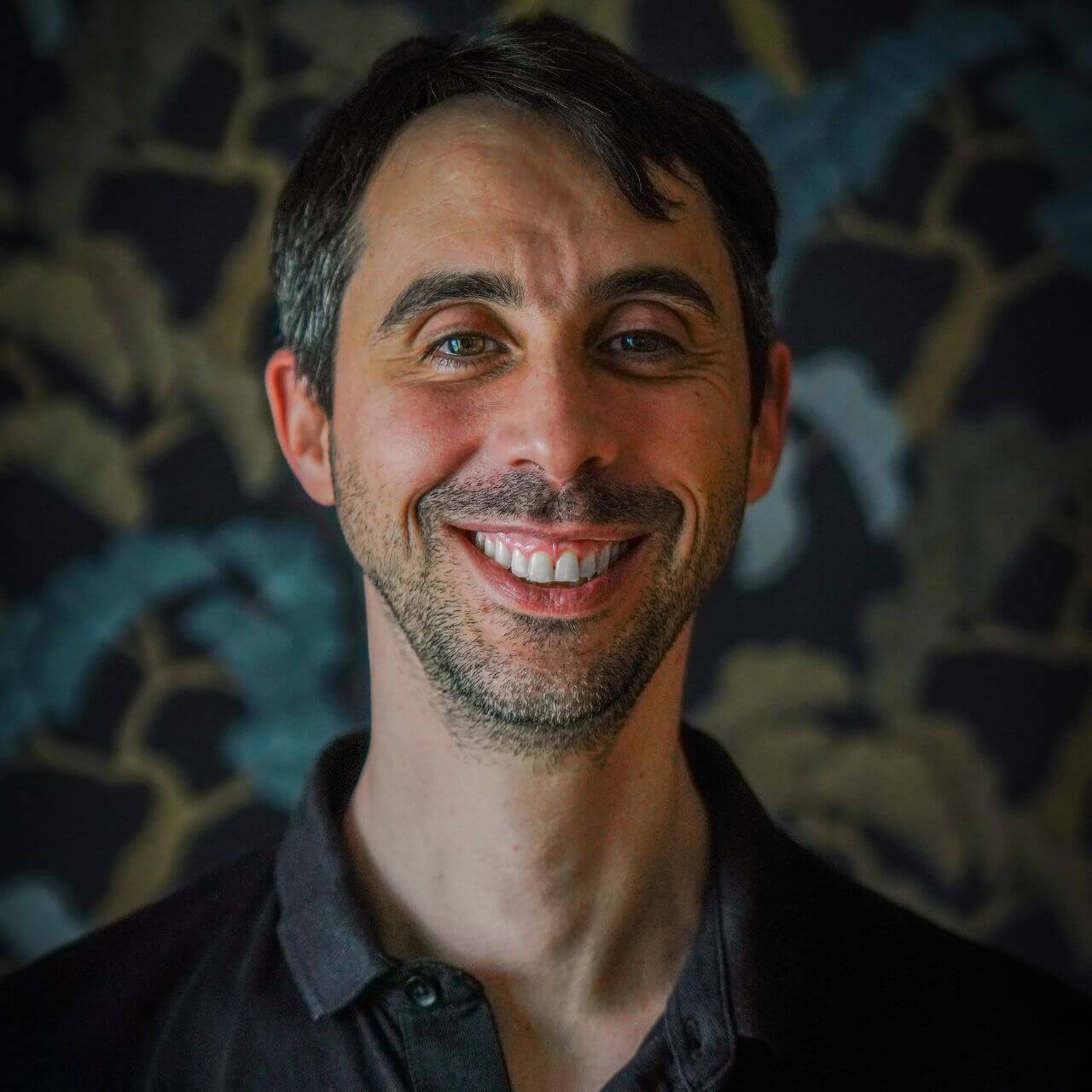 Guillaume Barlet, fondateur de l'école Mrauk-U, expert en massage traditionnel thaïlandais et relaxation aux bols tibétains.